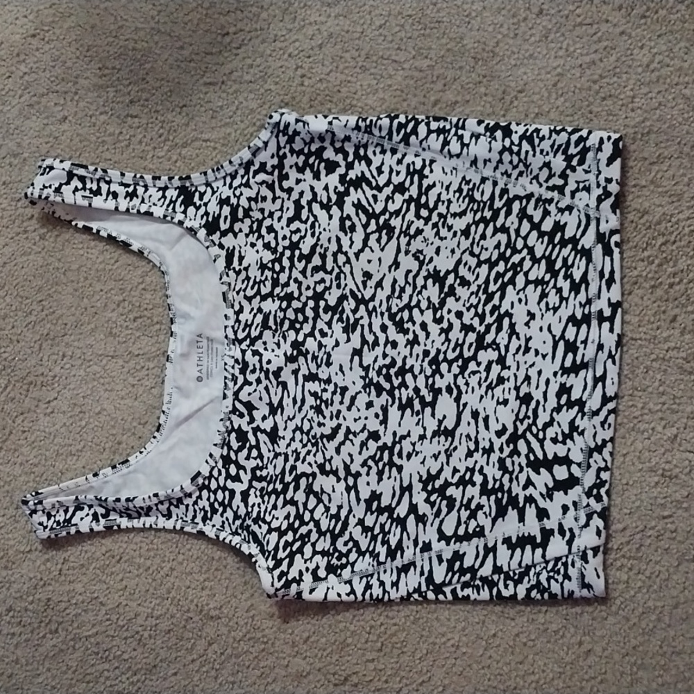 Black and white Athleta crop top